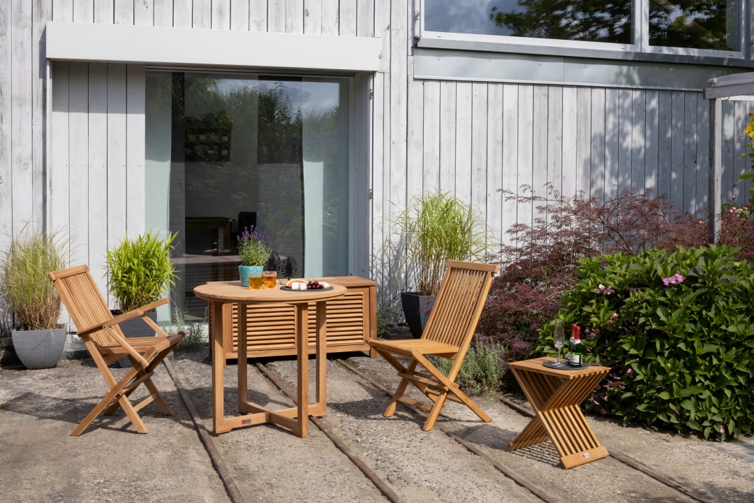 BL26003_02117_02131_02146_02145_Gartentisch_Retford_Klappsessel_Andover_Klappstuhl_Langton_Aufbewahrungsbox_Teak_Grande_Beistelltisch_Fishbone (1)
