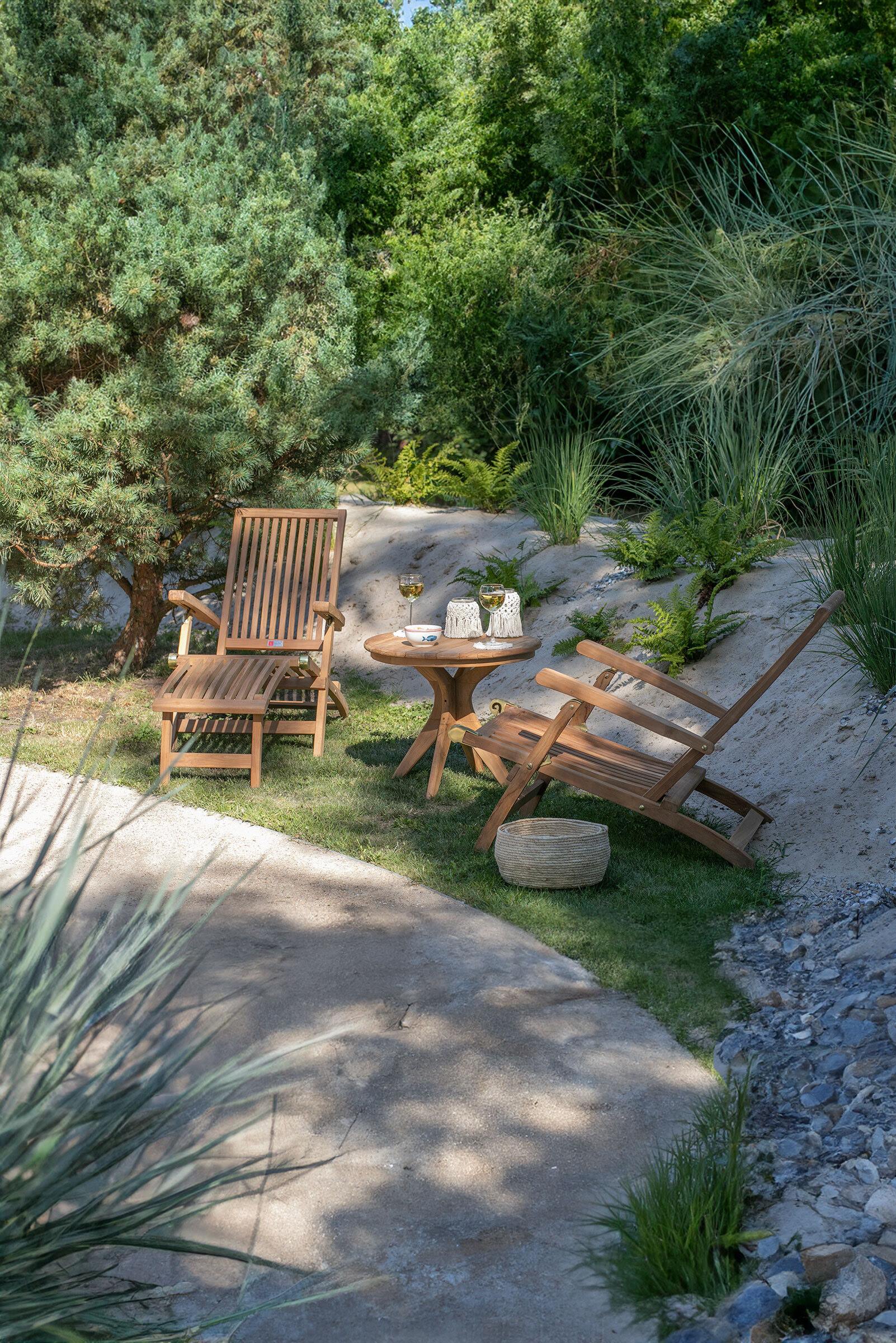 Teak Gartenmöbelset mit zwei Liegestühlen und einem Beistelltisch