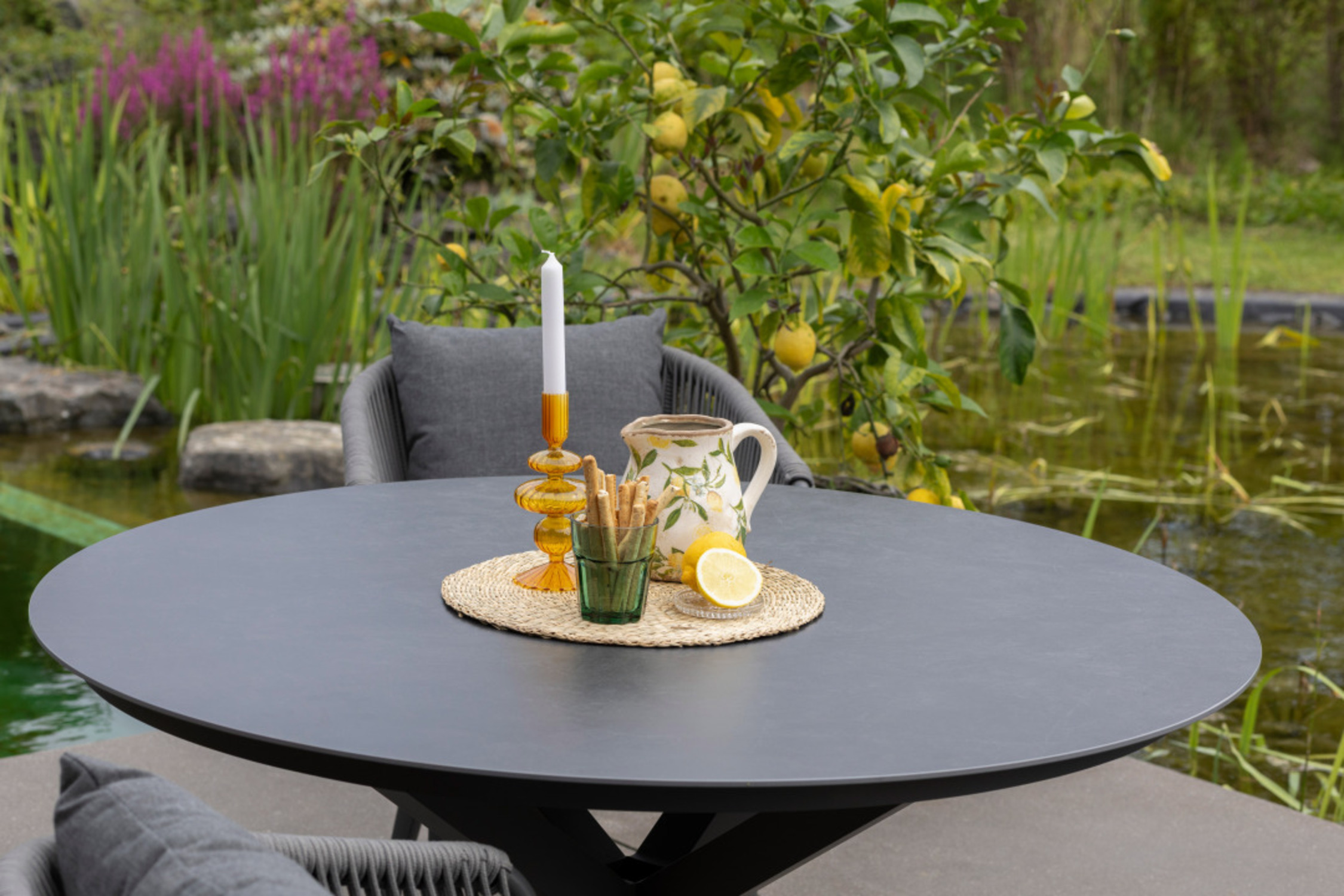 BL27014_BL27100_Diningsessel_Cadiz_Rope_mit_Kissen_uni_grey_Tisch_Malaga_120cm_rund_dark_grey_Aluminium _3_