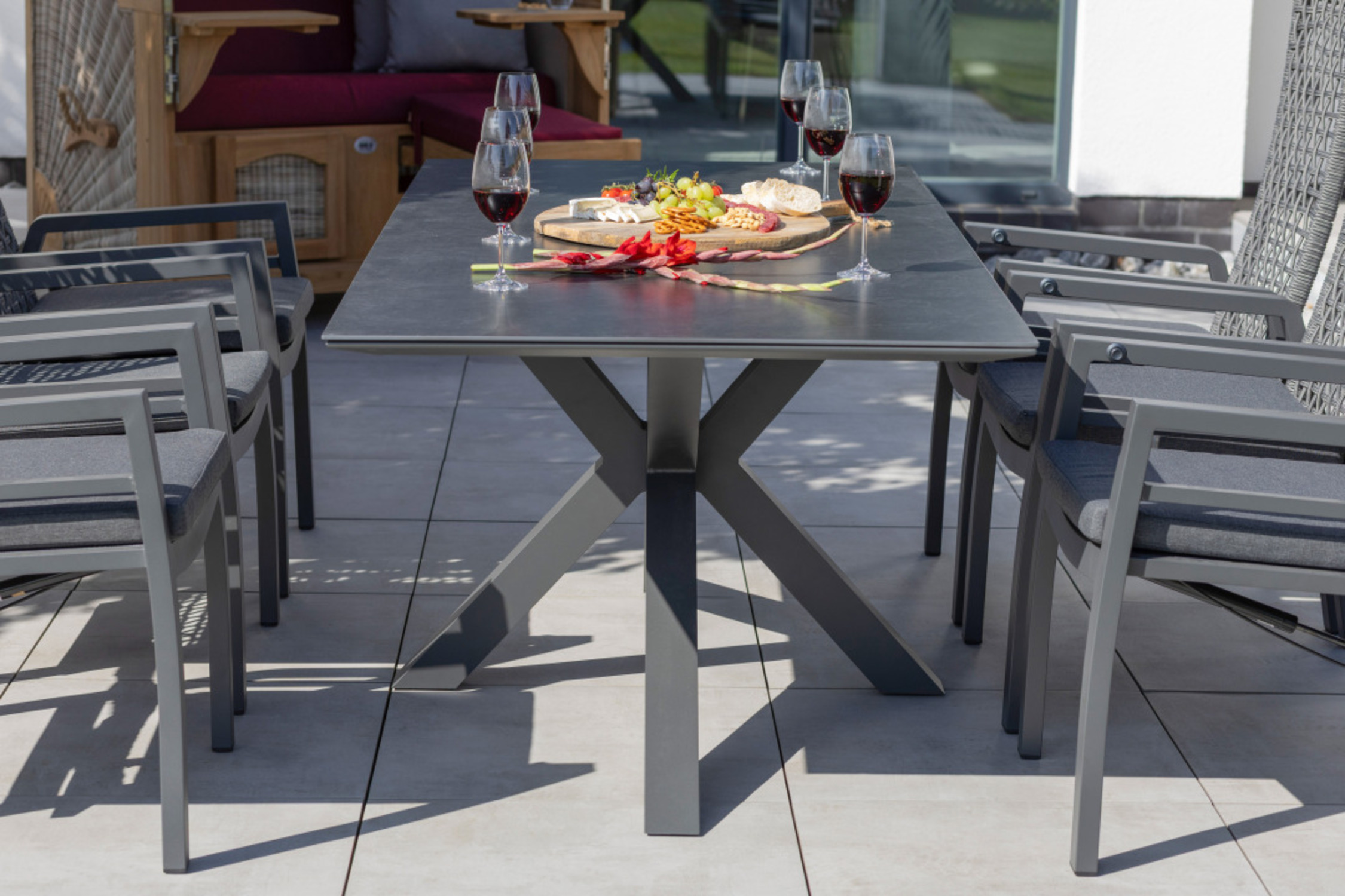 MD24834_BL27017_BL27102_Duene_Grande_Bullauge_Teak_PE_Shell_Des_594_Relaxsessel_Lucena_Alu_Textilene_Tisch_Malaga_200x90cm _7_