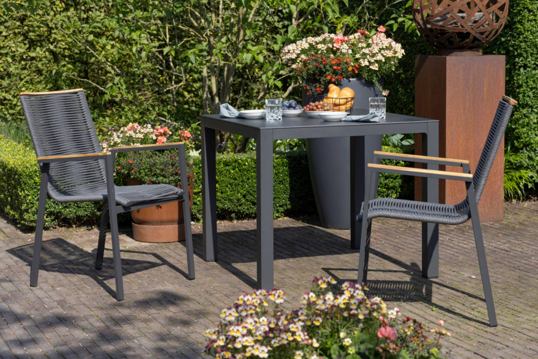 40841_40791_Dakota_Tisch_90x90cm_dark_grey_Montana_Diningstapelsessel_Rope_anthracite