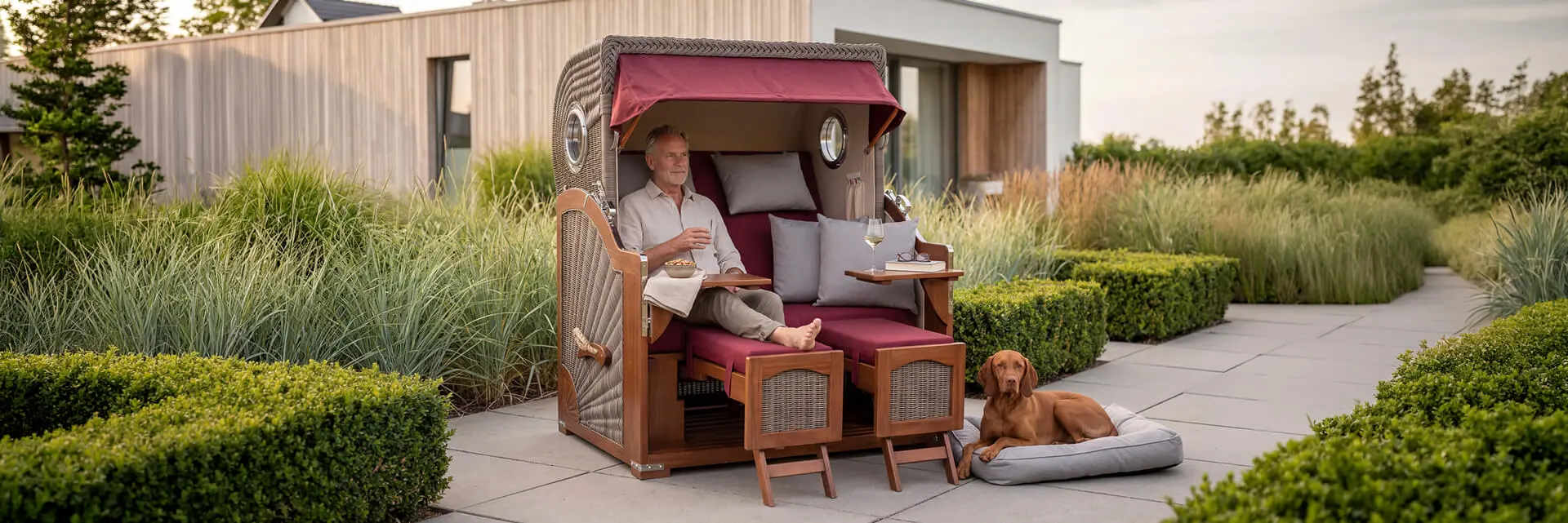 Strandkorb Mahagoni mit Hund