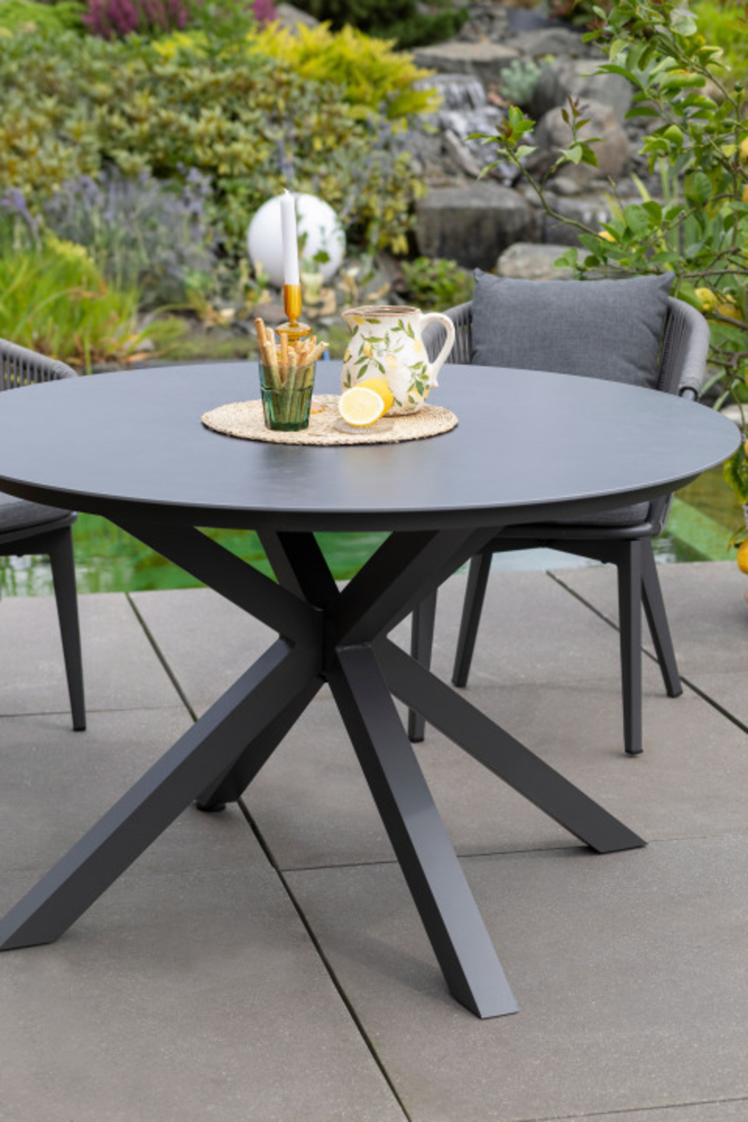 BL27014_BL27100_Diningsessel_Cadiz_Rope_mit_Kissen_uni_grey_Tisch_Malaga_120cm_rund_dark_grey_Aluminium _5_