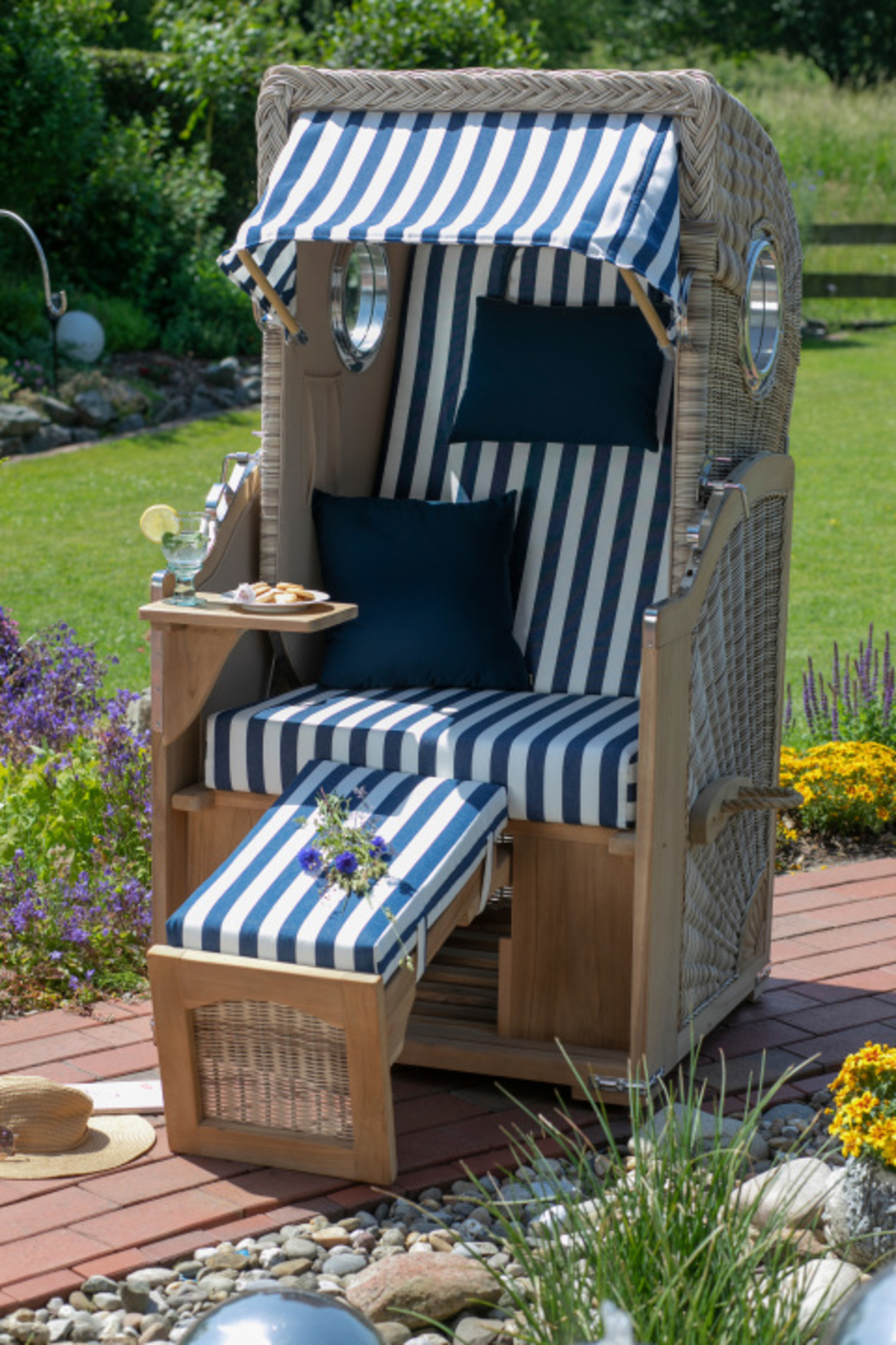 MD20900_Strandkorb_Duene_single_teak_bullauge_dessin_518_blau_weiss_milieu